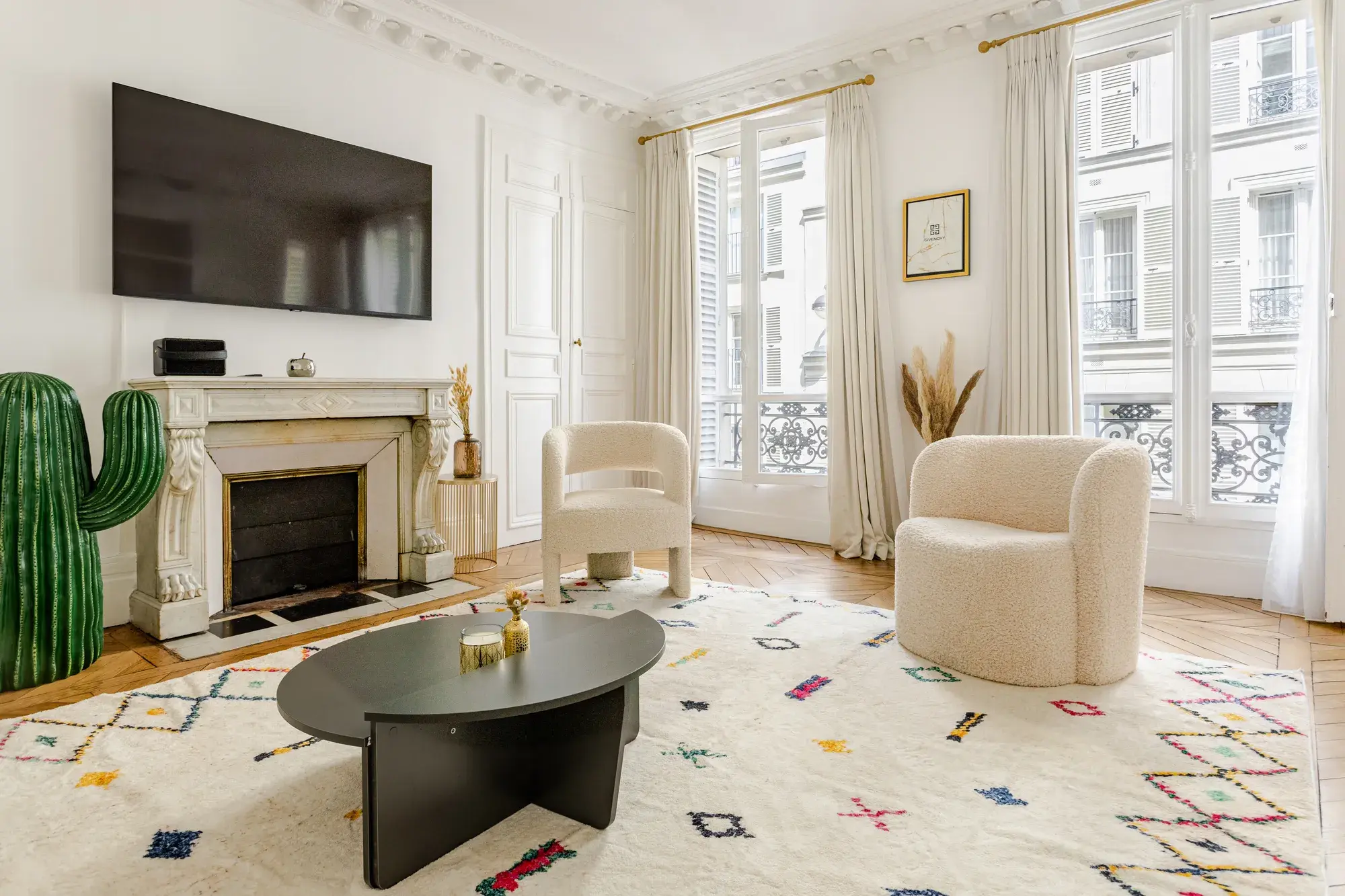 Le salon du Faubourg Saint-Honoré, cheminée de marbre et fauteuils en bouclé