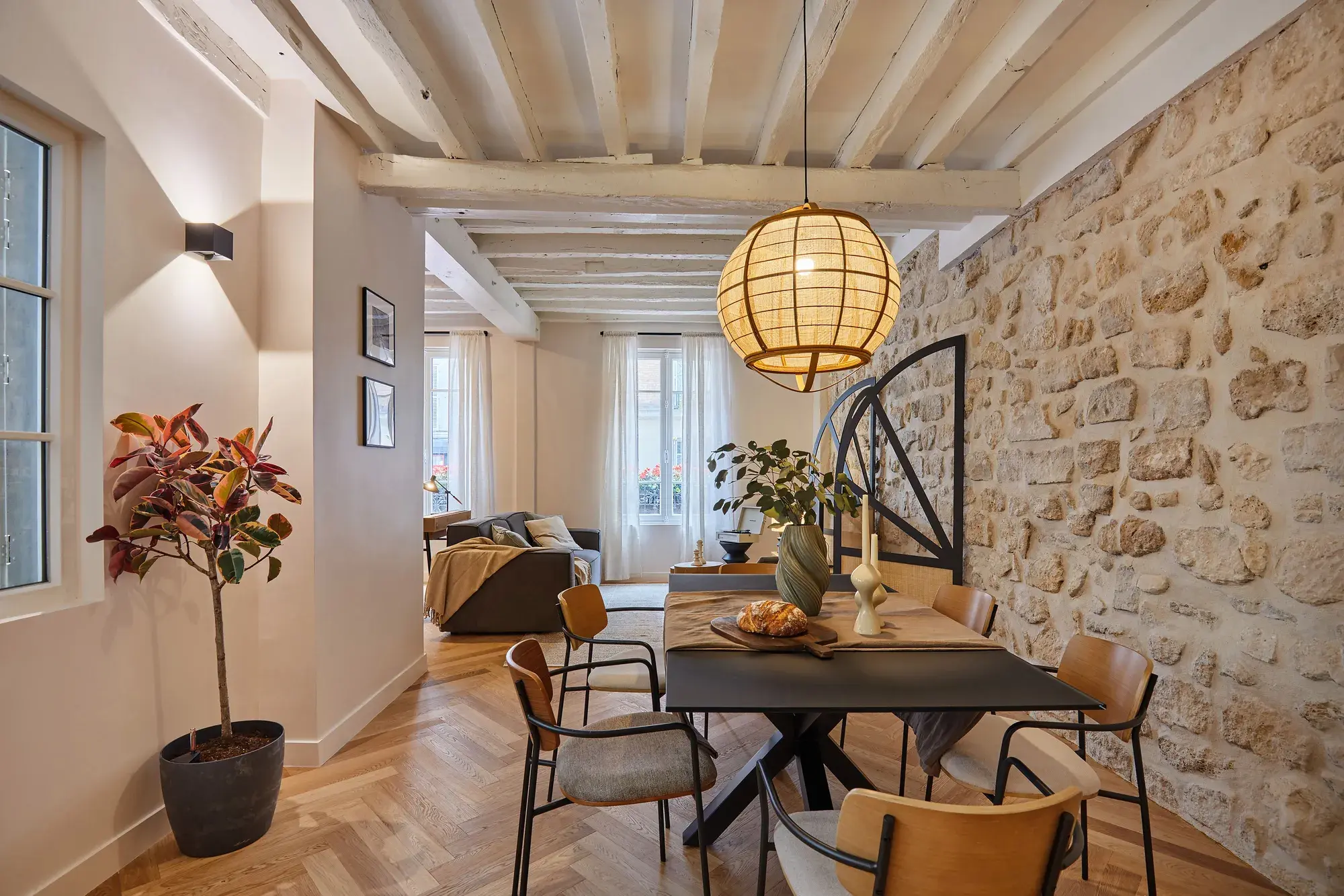 La table du Louvre, sous les poutres blanchies et le mur en pierre de taille